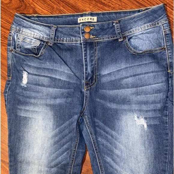 ENCORE Ankle Cropped JEANS size 15 Women’s Distressed 35” W Stretch Style# 965R - Picture 2 of 5
